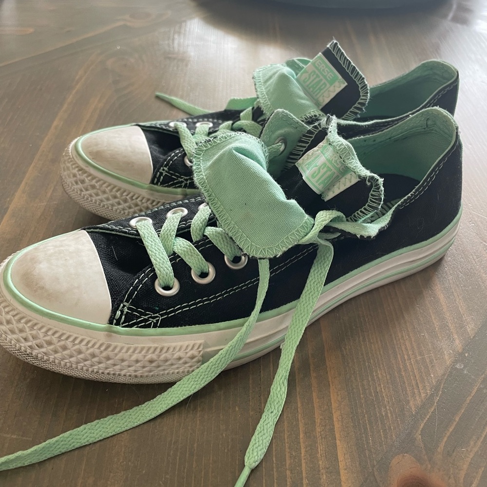 Converse  All Star women’s size 7. Barely worn, great condition.